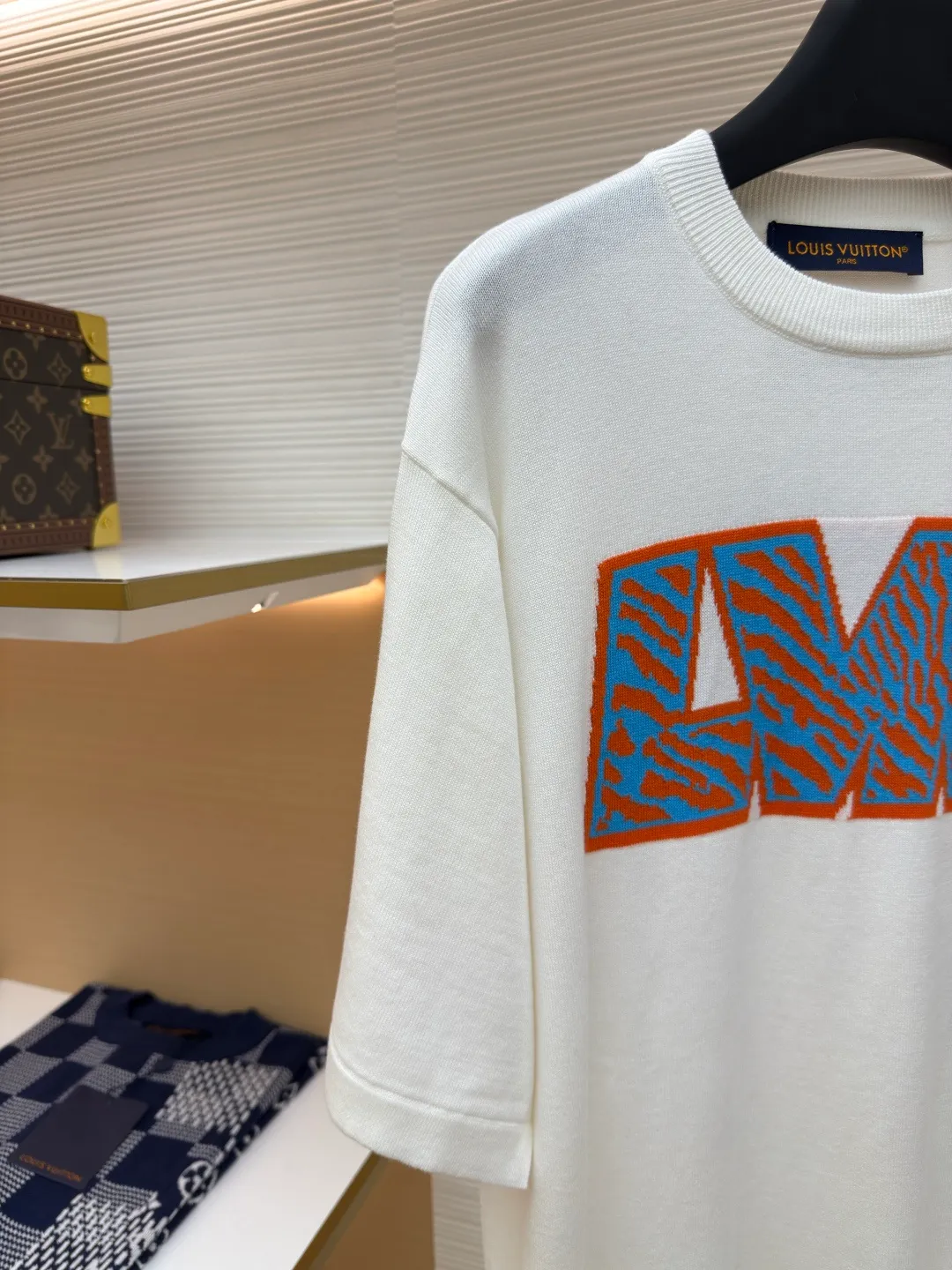 LOUIS VUITTON letter intarsia short sleeves ●Authentic product: purchased and developed by 6109 ●Item number: 1680181-A60 ●Fabric: double-ply combed cotton ●Technology: wool washed ●Version: fitted version ●Weight: about 270 grams ●Size: S-M-L-XL ●Description: The fabric is made of 40-count double-ply combed cotton, using a German Dornier 12 knitting machine, wool jacquard, wool washing, the overall routing is straight and delicate, the fabric is comfortable and soft, the color is consistent and no color difference. It can be matched with the same style to create a fashionable look, control various occasions, customized accessories, complete three standards, the same style for men and women!